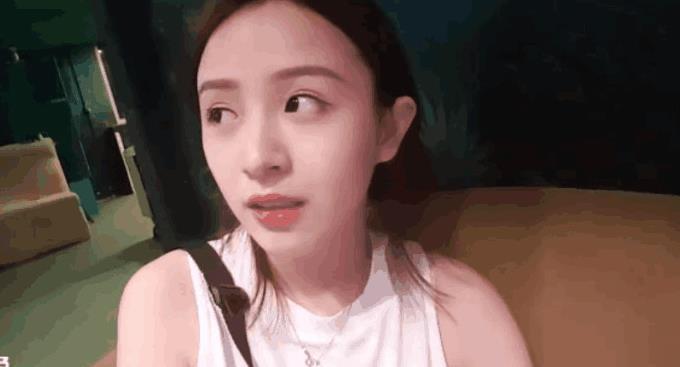 斗鱼主播周二珂困密室两小时才通关,期间不慎走光!