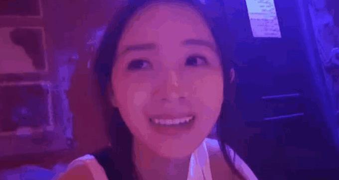 斗鱼主播周二珂困密室两小时才通关,期间不慎走光!
