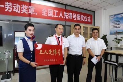 ​英雄机长刘传健，9800米高空生死迫降：挽救128人