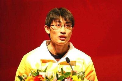 ​中国首位百米世界冠军，堪称文武双全，“眼镜”是他的标志