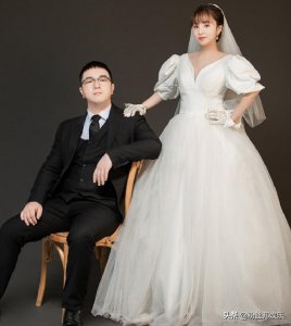 ​YY韩雅乐官宣新恋情，晒出与女友合照，调侃先结婚再考虑签约