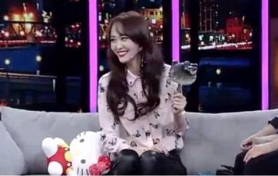 ​主持人随意涂唐嫣唇膏，唐嫣脱口而出一句话，网友：女神也有底线