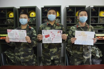 ​武警官兵自绘手抄报，庆祝中国共青团成立一百周年