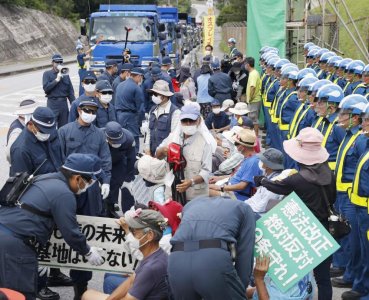 ​日本重启填海造陆，40名抗议者堵住营地要求停工，安倍：加快建设