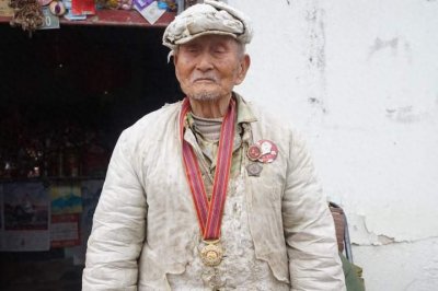 ​93岁老兵匍匐倒地引网友泪奔 记者为你揭秘英雄背后的故事