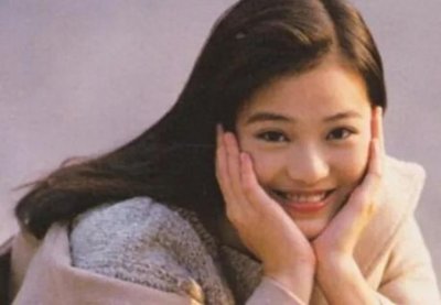 ​她14岁出道，事业当红嫁大5岁丈夫退圈生两女，一家四口好幸福啊