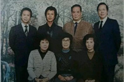​90年代，黄百韬后人的家庭照，妻子寿终正寝，几个孩子皆栋梁