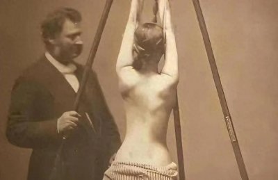 ​“不堪入目”的老照片:被悬挂的赤身女子，走路妖娆的女人