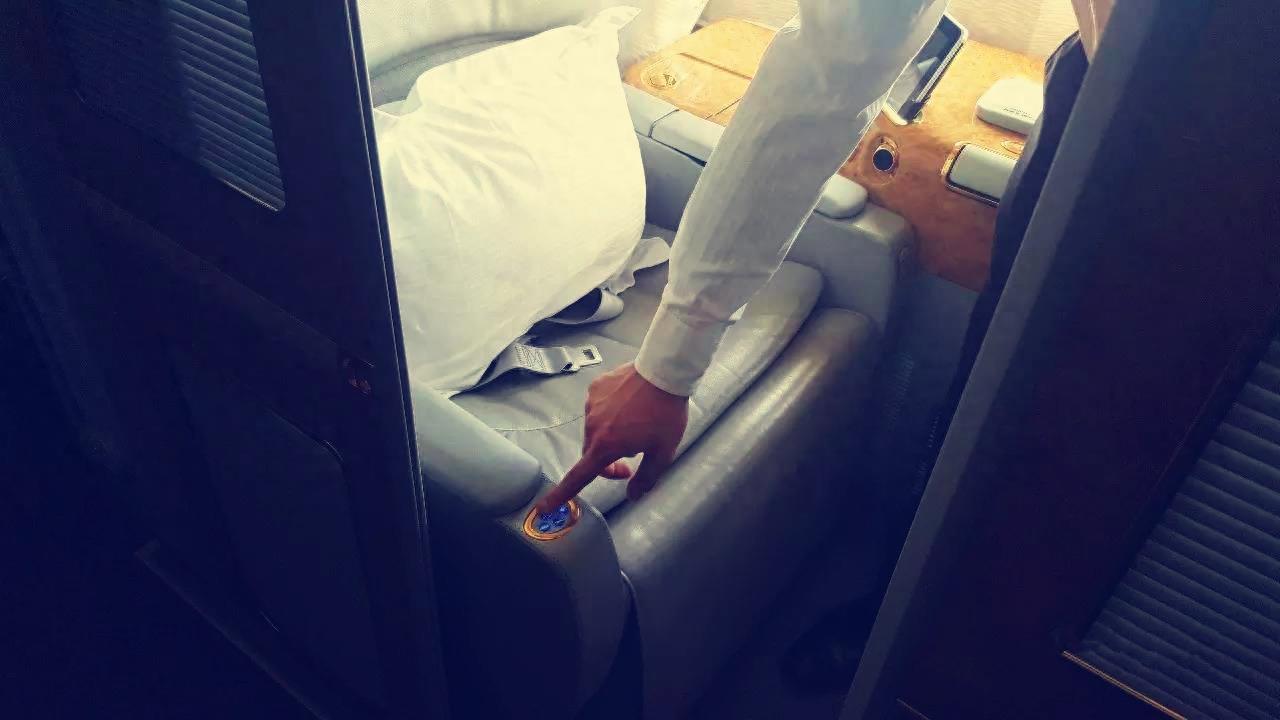 实拍最顶级的飞机头等舱,室内赏“星空”,有钱人才能享受!