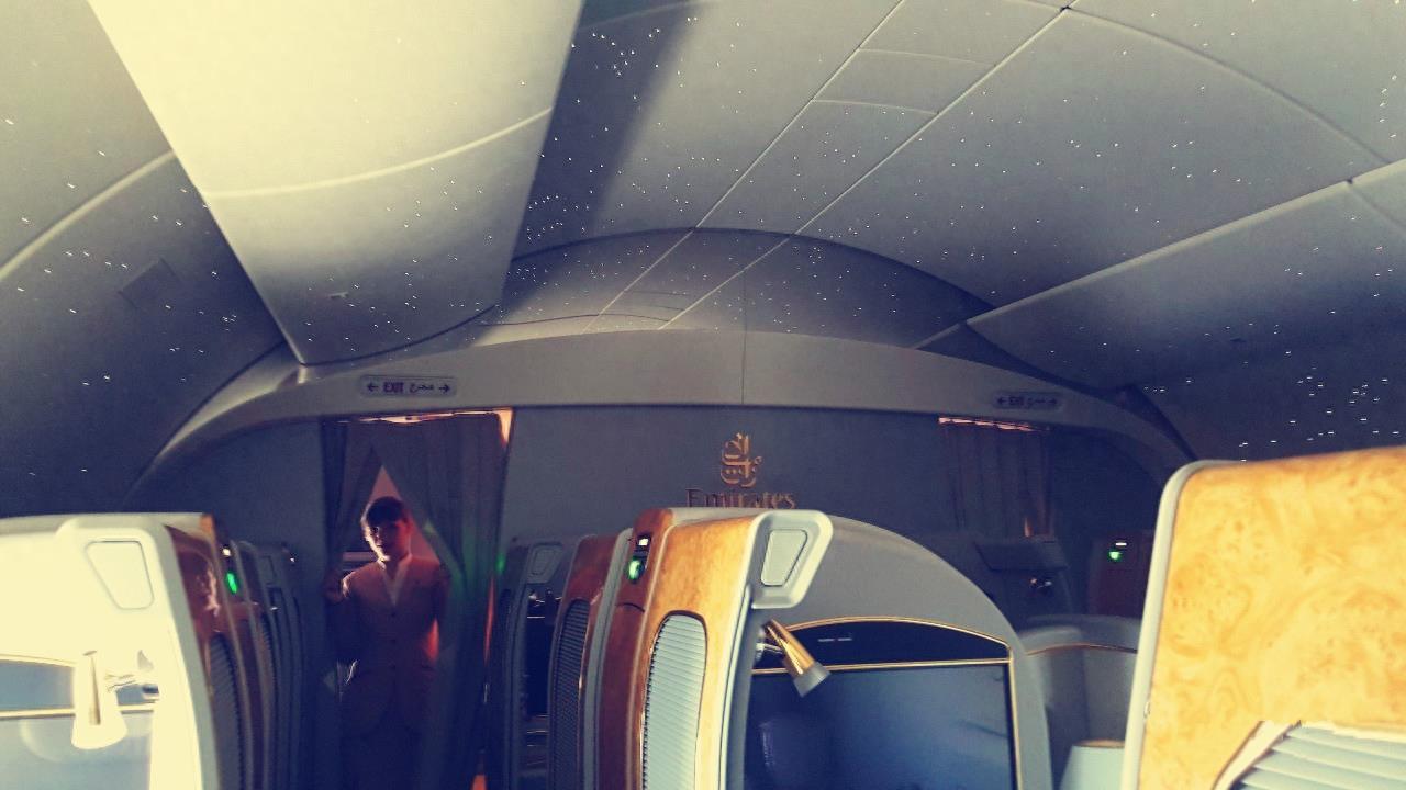 实拍最顶级的飞机头等舱,室内赏“星空”,有钱人才能享受!
