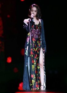 ​扮潮只服37岁蔡依林！羽绒服穿得像开衩裙，再次潮出新高度