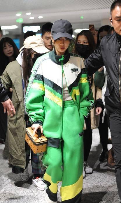 扮潮只服37岁蔡依林！羽绒服穿得像开衩裙，再次潮出新高度