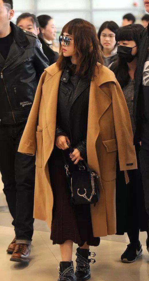 扮潮只服37岁蔡依林！羽绒服穿得像开衩裙，再次潮出新高度
