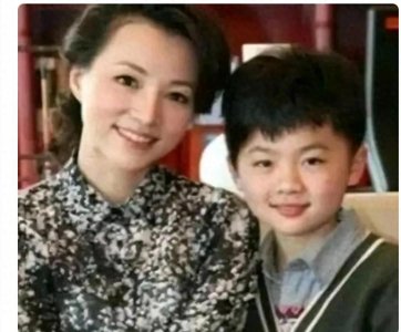 ​谣言风暴中的温柔坚守:董卿与赵忠祥的“亲子迷雾”与真相之光