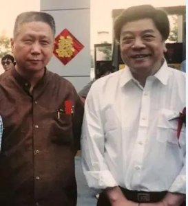 ​赵忠祥古玩市场慧眼识宝：百元购明代玉管，终以二十万转手赚翻