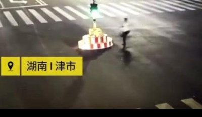 ​嫌等红灯太久，男子竟上前抱摔红绿灯，神操作