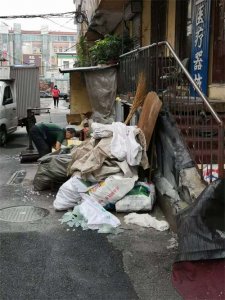 ​这家废品收购站纸壳塑料瓶堆满街，执法部门：营业执照没收，不得继续经营