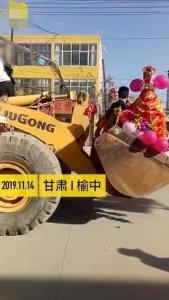 霸气开道!新人把铲车当婚车,多人站铲斗迎亲