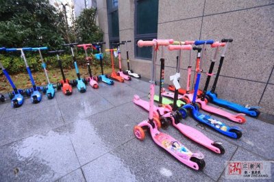 ​“代步神器”还是“安全隐患”？幼儿园滑板车上学引争议