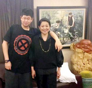 ​倪萍的儿子虎子：艰辛的求医路背后，是妈妈的白发和心痛