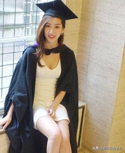 ​她是港大在读博士，港姐12强，家俬大王女儿，拍拖10年钟意吴卓羲