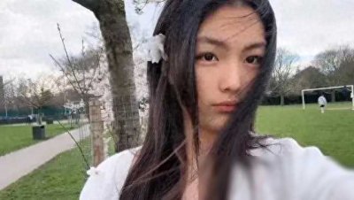 ​王诗龄英国公园晒自拍，长相甜蜜颜值高，网友感叹人美命好