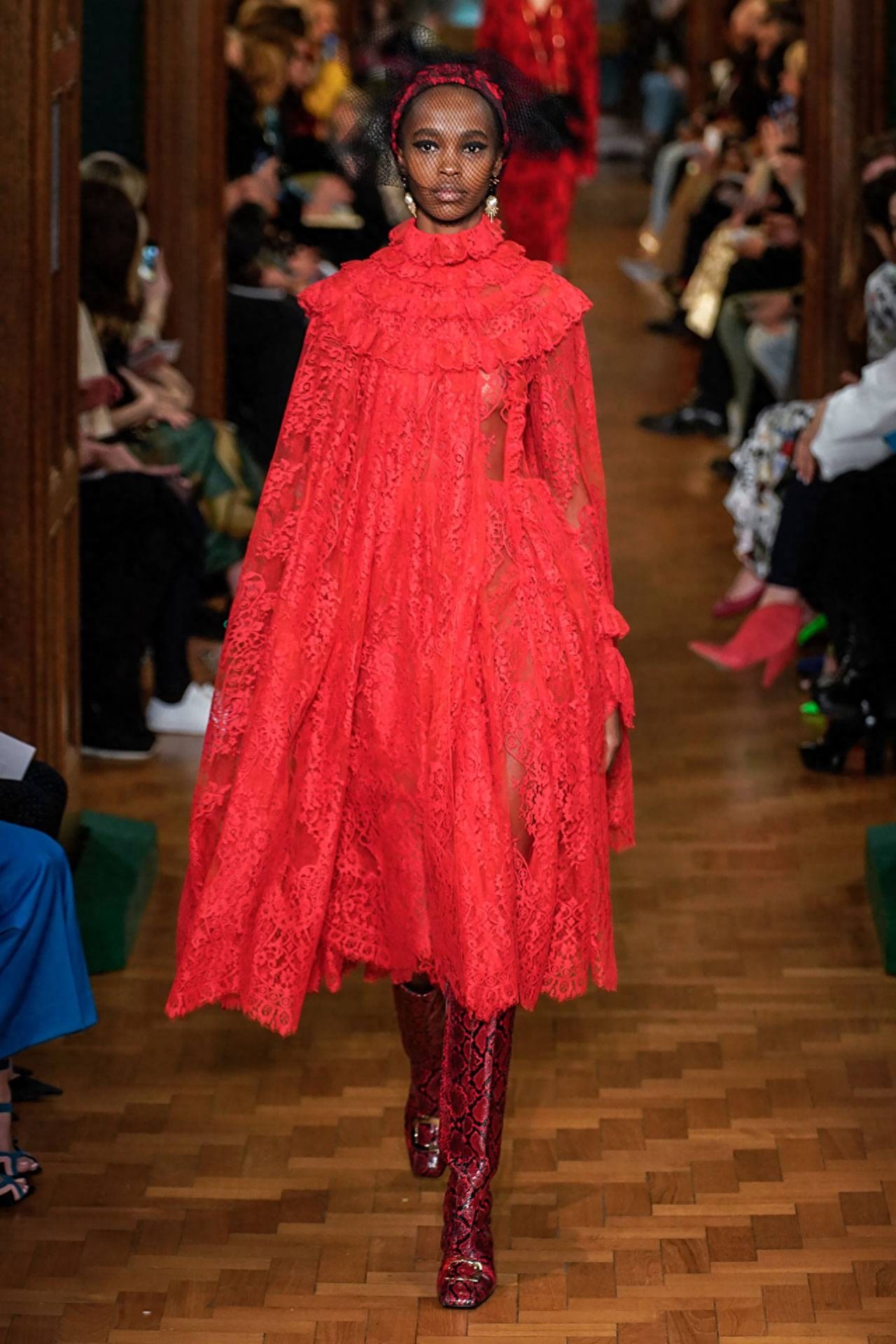 Erdem 2019秋冬时装周秀场直击—— 文艺复古又不失华丽