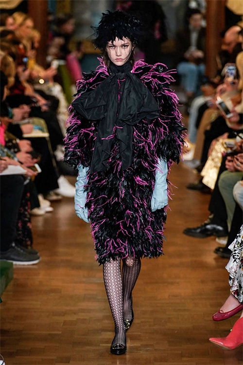 Erdem 2019秋冬时装周秀场直击—— 文艺复古又不失华丽