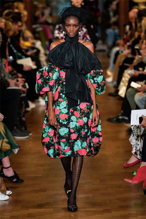 Erdem 2019秋冬时装周秀场直击—— 文艺复古又不失华丽