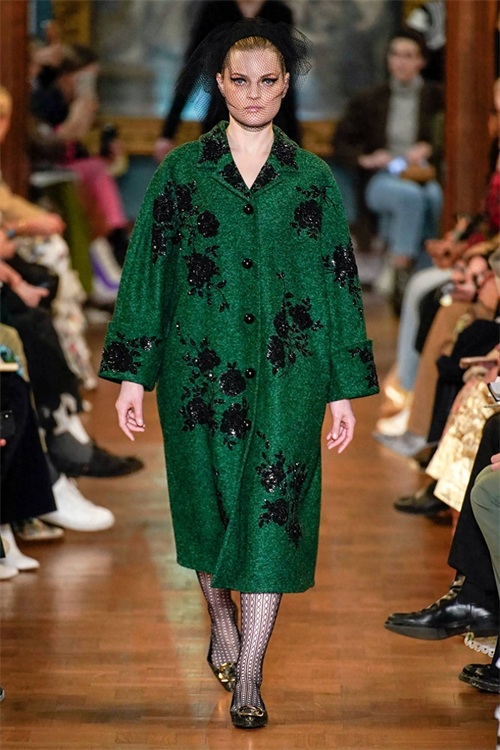 Erdem 2019秋冬时装周秀场直击—— 文艺复古又不失华丽