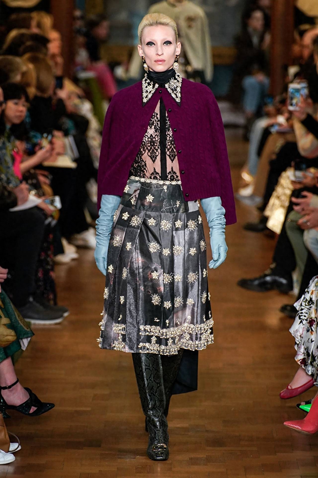 Erdem 2019秋冬时装周秀场直击—— 文艺复古又不失华丽