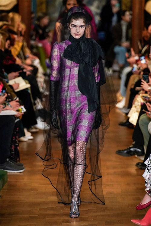 Erdem 2019秋冬时装周秀场直击—— 文艺复古又不失华丽