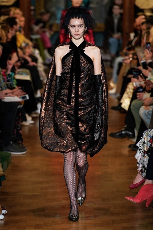 Erdem 2019秋冬时装周秀场直击—— 文艺复古又不失华丽