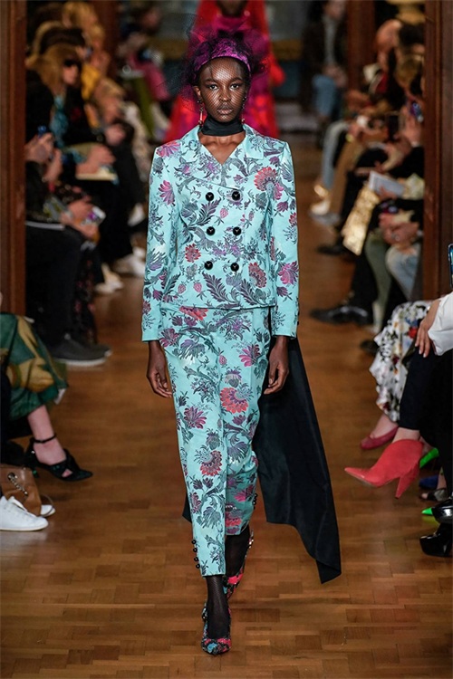 Erdem 2019秋冬时装周秀场直击—— 文艺复古又不失华丽