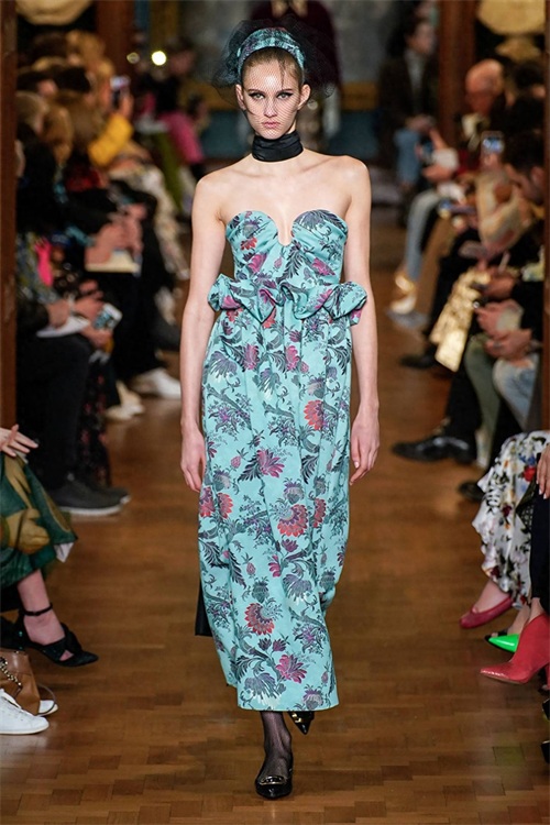 Erdem 2019秋冬时装周秀场直击—— 文艺复古又不失华丽
