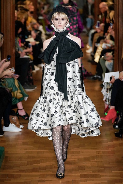 Erdem 2019秋冬时装周秀场直击—— 文艺复古又不失华丽
