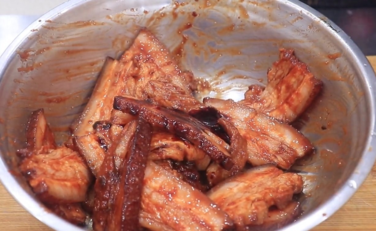 这才是扣肉的地道做法，厨师长的烹饪技巧高，好吃不油腻，真香