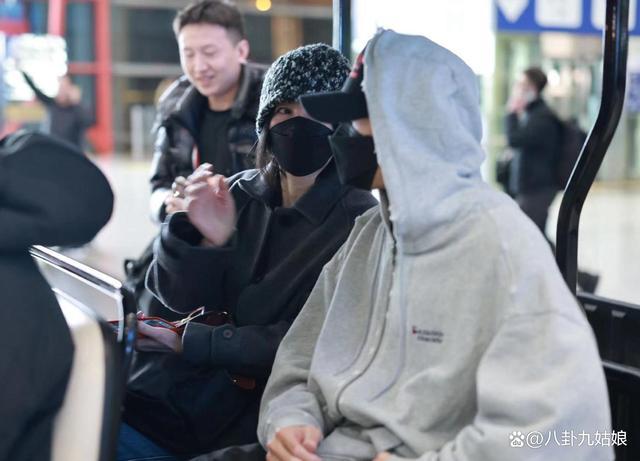 王菲谢霆锋度假一起回国 复合近十年感情稳定机场甜蜜互动