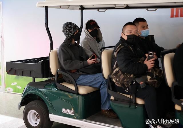 王菲谢霆锋度假一起回国 复合近十年感情稳定机场甜蜜互动