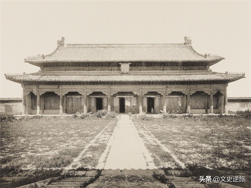 百年前的故宫中和殿、保和殿，荒凉但不失威严，静静等待盛世到来