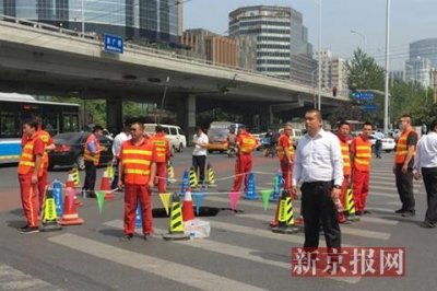 ​京广桥附近道路塌陷 多条途径公交受影响
