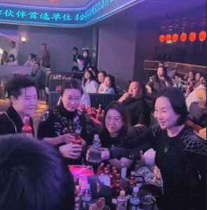 ​36岁小黄飞专业扮丑20年，哈尔滨斯卡拉绽放的奇葩，住豪宅开豪车