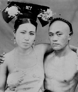 ​20张晚清老照片:穿着肚兜的妓女在揽客，底层妇女衣不蔽体!