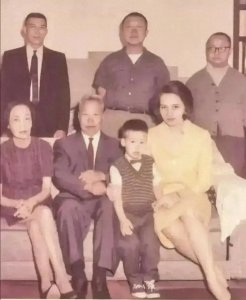 ​蒋介石孙女，蒋孝章俞扬和全家福，跨越束缚，力嫁大龄男俞扬和