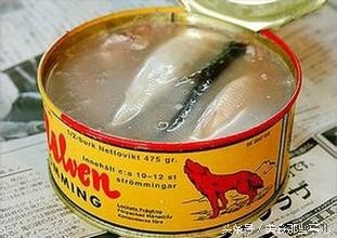 世界上最臭的食物“鲱鱼罐头”，吃完之后呕吐不止