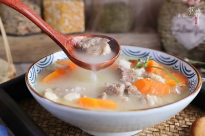 ​如何煮羊肉 煮羊肉汤时，记住“2用1多放”，汤奶白浓郁，膻味小味道鲜香