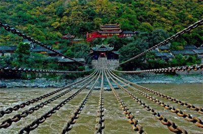 ​飞夺泸定桥发生在哪个省(四川泸定县｜泸定桥：中国红色第一桥纪事)