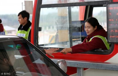 ​在高速公路上班的收费员，一个月工资多少钱？说出来吓死你