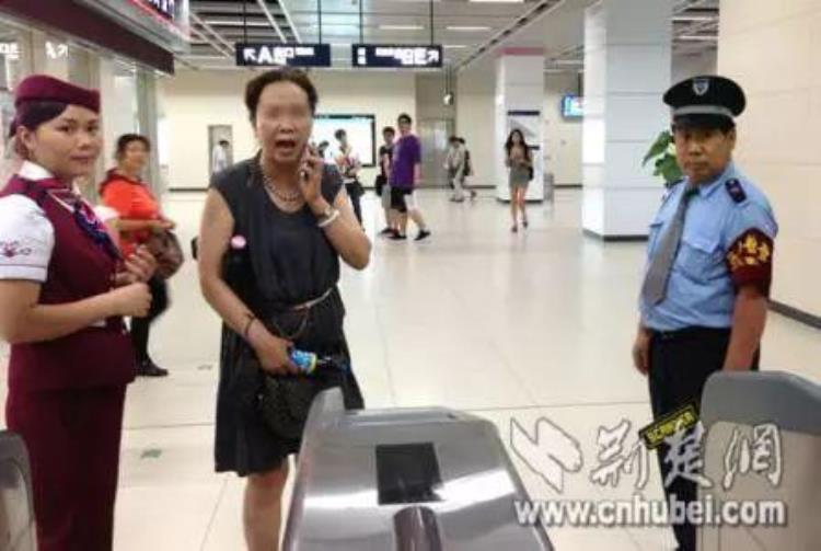 地铁安检员有权利检查包吗「武汉地铁的安检员要求开箱检查他们有权利这么做吗」