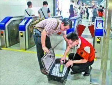 ​地铁安检员有权利检查包吗「武汉地铁的安检员要求开箱检查他们有权利这么做吗